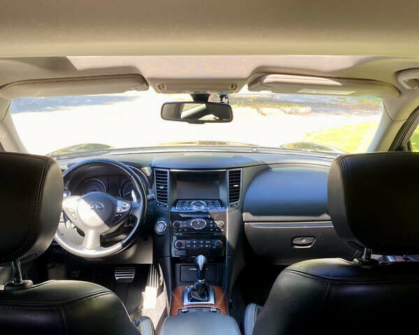 Черный Инфинити QX70, объемом двигателя 2.99 л и пробегом 175 тыс. км за 17900 $, фото 2 на Automoto.ua