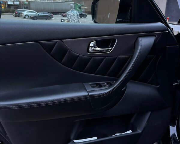 Черный Инфинити QX70, объемом двигателя 3.7 л и пробегом 230 тыс. км за 16500 $, фото 22 на Automoto.ua