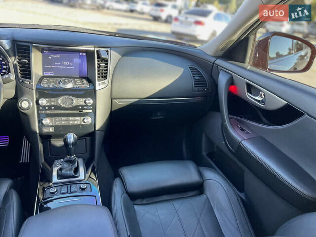 Черный Инфинити QX70, объемом двигателя 5 л и пробегом 171 тыс. км за 18900 $, фото 43 на Automoto.ua