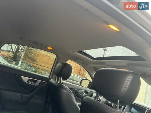 Черный Инфинити QX70, объемом двигателя 3.7 л и пробегом 185 тыс. км за 17700 $, фото 17 на Automoto.ua