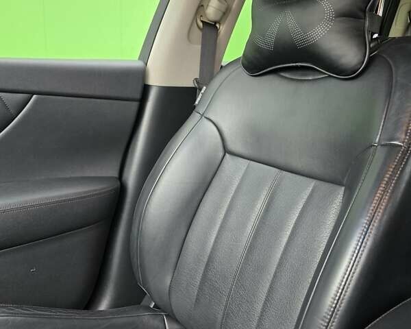 Чорний Інфініті QX70, об'ємом двигуна 3.7 л та пробігом 186 тис. км за 17800 $, фото 37 на Automoto.ua
