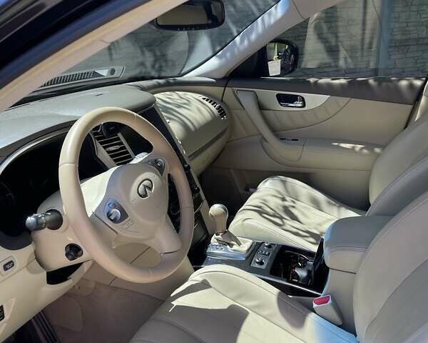 Черный Инфинити QX70, объемом двигателя 3.7 л и пробегом 86 тыс. км за 17000 $, фото 4 на Automoto.ua