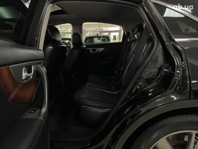 Черный Инфинити QX70, объемом двигателя 0 л и пробегом 219 тыс. км за 15500 $, фото 12 на Automoto.ua