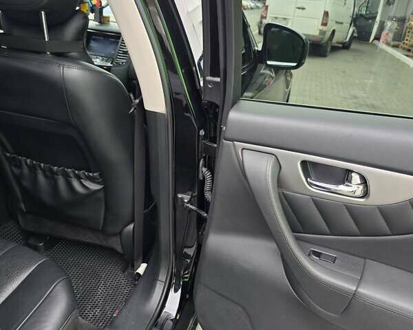 Чорний Інфініті QX70, об'ємом двигуна 3.7 л та пробігом 186 тис. км за 17800 $, фото 81 на Automoto.ua