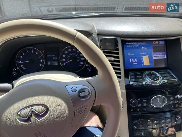 Черный Инфинити QX70, объемом двигателя 3.7 л и пробегом 86 тыс. км за 17000 $, фото 5 на Automoto.ua