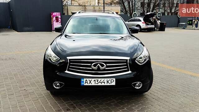 Черный Инфинити QX70, объемом двигателя 3.7 л и пробегом 192 тыс. км за 15500 $, фото 3 на Automoto.ua