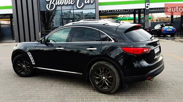 Черный Инфинити QX70, объемом двигателя 3.7 л и пробегом 192 тыс. км за 15500 $, фото 6 на Automoto.ua