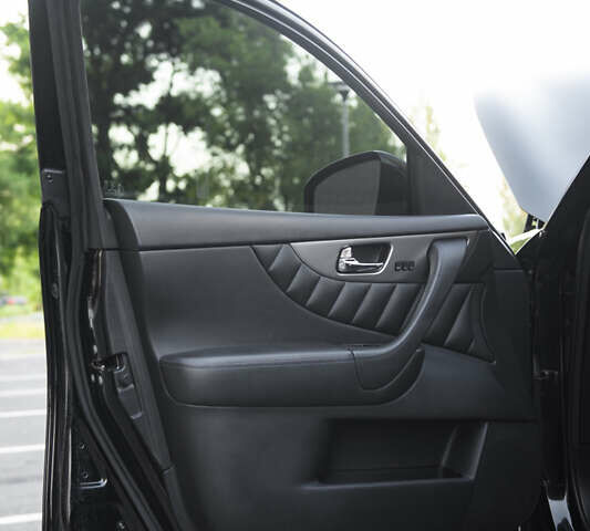 Черный Инфинити QX70, объемом двигателя 3.7 л и пробегом 124 тыс. км за 23000 $, фото 46 на Automoto.ua