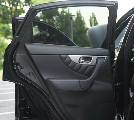 Черный Инфинити QX70, объемом двигателя 3.7 л и пробегом 124 тыс. км за 23000 $, фото 47 на Automoto.ua