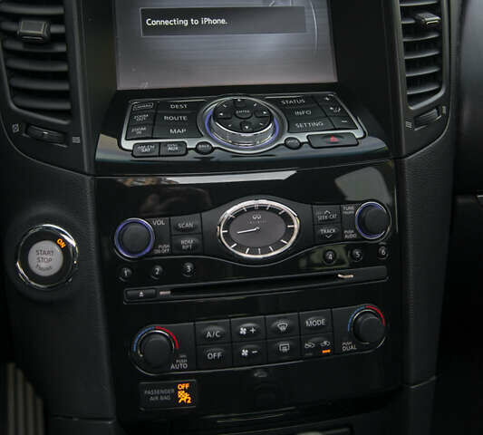 Черный Инфинити QX70, объемом двигателя 3.7 л и пробегом 124 тыс. км за 23000 $, фото 35 на Automoto.ua