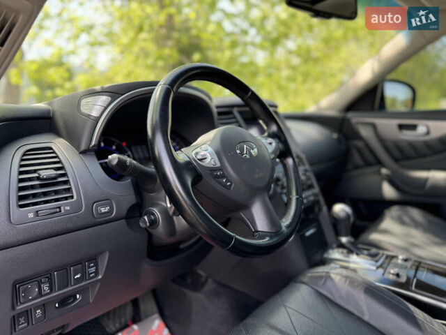Черный Инфинити QX70, объемом двигателя 3 л и пробегом 215 тыс. км за 17500 $, фото 29 на Automoto.ua