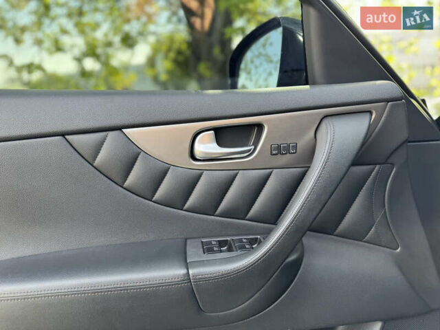 Черный Инфинити QX70, объемом двигателя 3 л и пробегом 215 тыс. км за 17500 $, фото 24 на Automoto.ua