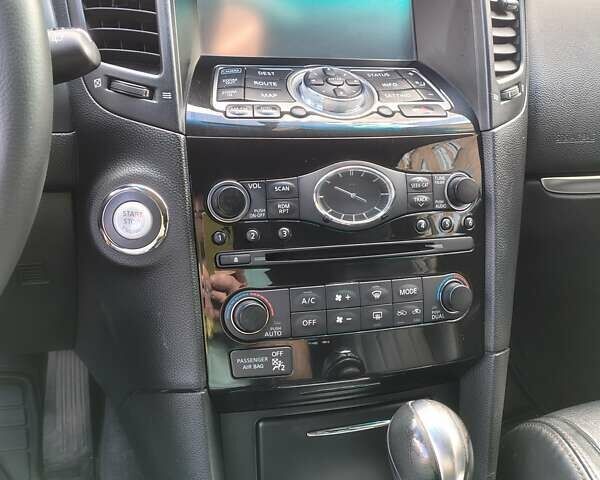 Черный Инфинити QX70, объемом двигателя 3.7 л и пробегом 234 тыс. км за 20500 $, фото 4 на Automoto.ua