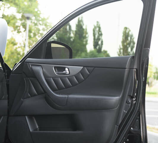 Черный Инфинити QX70, объемом двигателя 3.7 л и пробегом 124 тыс. км за 23000 $, фото 45 на Automoto.ua