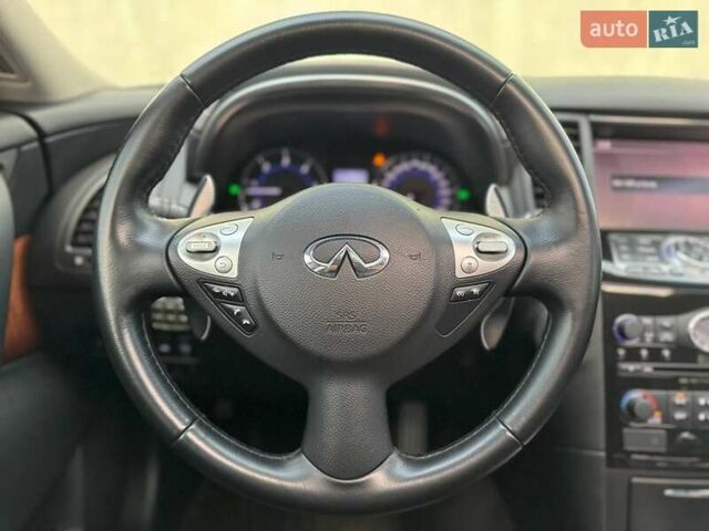 Черный Инфинити QX70, объемом двигателя 2.99 л и пробегом 160 тыс. км за 19500 $, фото 8 на Automoto.ua