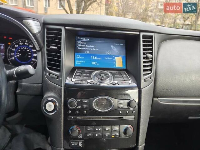 Черный Инфинити QX70, объемом двигателя 3.7 л и пробегом 93 тыс. км за 18900 $, фото 12 на Automoto.ua