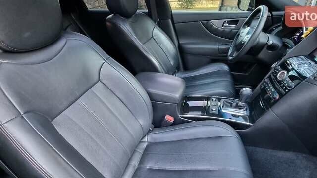 Черный Инфинити QX70, объемом двигателя 3.7 л и пробегом 168 тыс. км за 20800 $, фото 18 на Automoto.ua