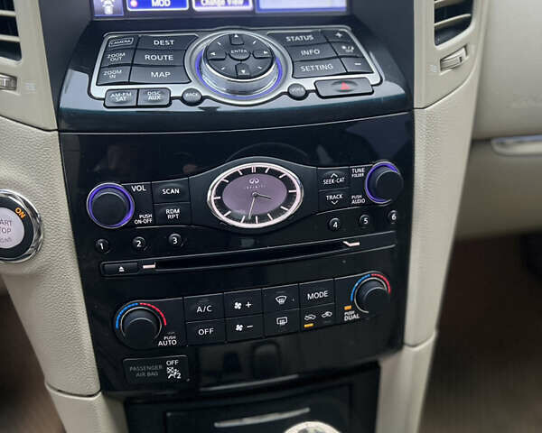 Черный Инфинити QX70, объемом двигателя 3.7 л и пробегом 194 тыс. км за 14900 $, фото 13 на Automoto.ua