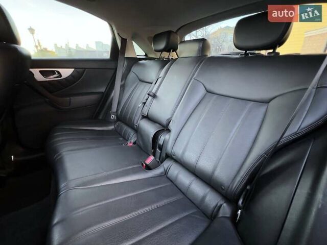Черный Инфинити QX70, объемом двигателя 3.7 л и пробегом 128 тыс. км за 26500 $, фото 33 на Automoto.ua