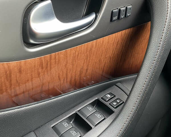 Черный Инфинити QX70, объемом двигателя 2.99 л и пробегом 84 тыс. км за 27900 $, фото 10 на Automoto.ua