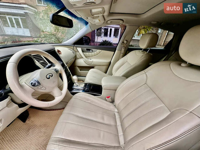 Черный Инфинити QX70, объемом двигателя 3.7 л и пробегом 194 тыс. км за 15900 $, фото 5 на Automoto.ua