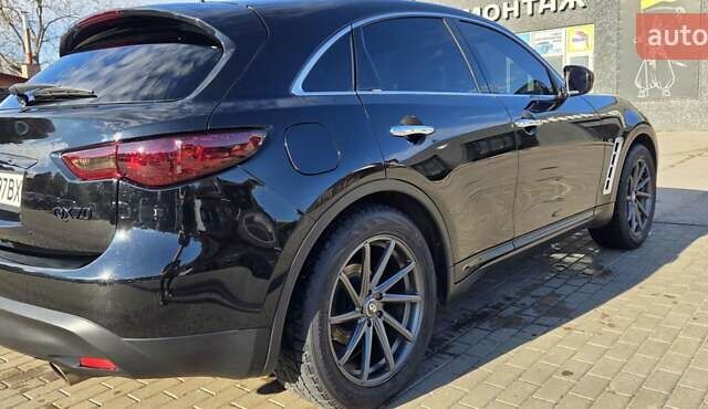 Черный Инфинити QX70, объемом двигателя 3.7 л и пробегом 168 тыс. км за 20800 $, фото 6 на Automoto.ua