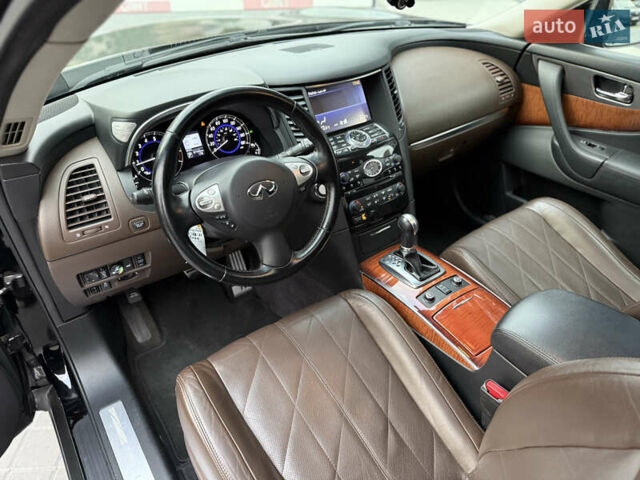Черный Инфинити QX70, объемом двигателя 3.7 л и пробегом 141 тыс. км за 21500 $, фото 29 на Automoto.ua