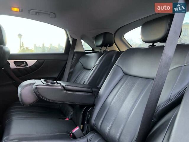 Черный Инфинити QX70, объемом двигателя 3.7 л и пробегом 128 тыс. км за 26500 $, фото 32 на Automoto.ua