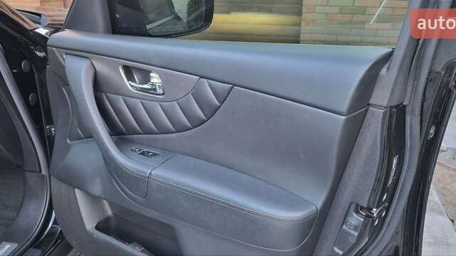 Черный Инфинити QX70, объемом двигателя 3.7 л и пробегом 168 тыс. км за 20800 $, фото 21 на Automoto.ua