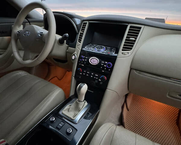 Черный Инфинити QX70, объемом двигателя 3.7 л и пробегом 193 тыс. км за 15700 $, фото 13 на Automoto.ua