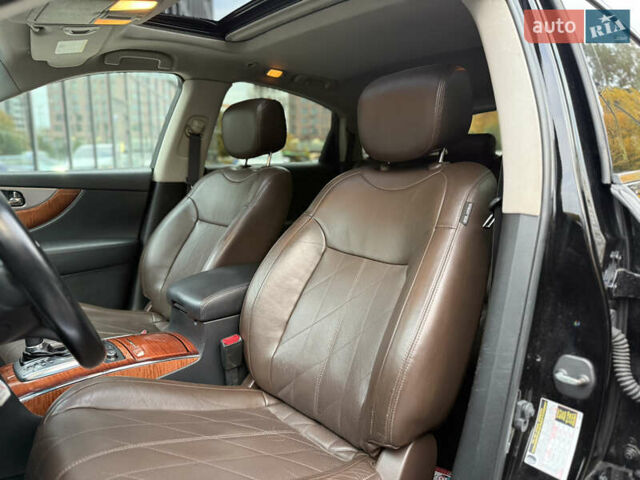 Черный Инфинити QX70, объемом двигателя 3.7 л и пробегом 141 тыс. км за 21500 $, фото 25 на Automoto.ua