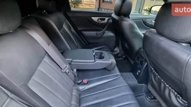 Черный Инфинити QX70, объемом двигателя 3.7 л и пробегом 168 тыс. км за 20800 $, фото 16 на Automoto.ua