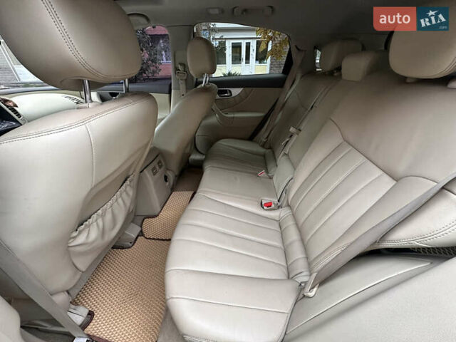 Черный Инфинити QX70, объемом двигателя 3.7 л и пробегом 194 тыс. км за 15900 $, фото 10 на Automoto.ua