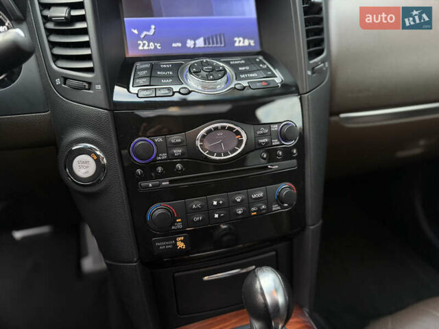 Черный Инфинити QX70, объемом двигателя 3.7 л и пробегом 141 тыс. км за 21500 $, фото 33 на Automoto.ua