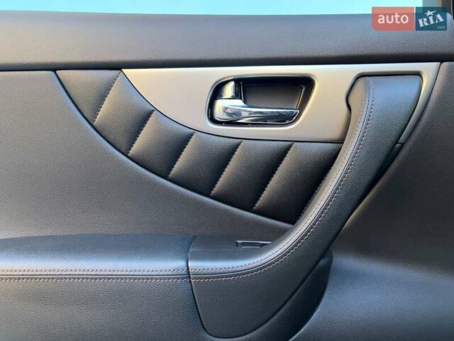 Черный Инфинити QX70, объемом двигателя 3.7 л и пробегом 128 тыс. км за 26500 $, фото 34 на Automoto.ua