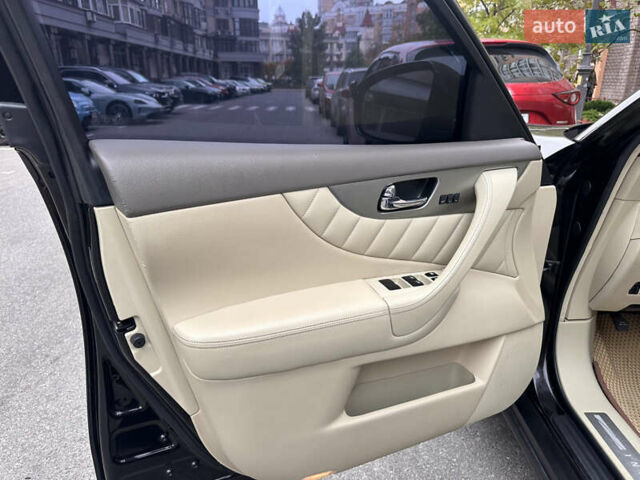 Черный Инфинити QX70, объемом двигателя 3.7 л и пробегом 194 тыс. км за 15900 $, фото 7 на Automoto.ua