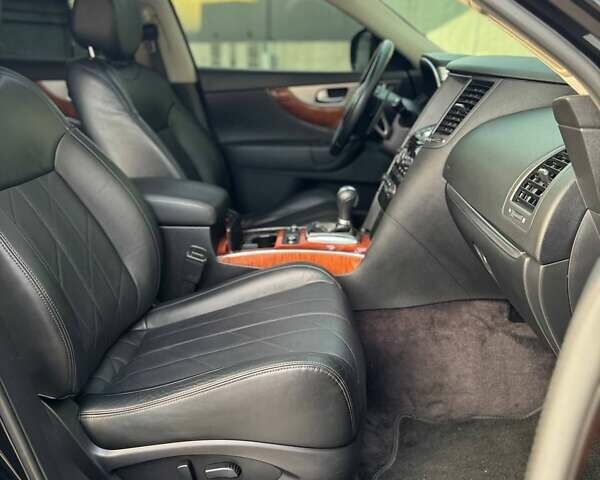 Черный Инфинити QX70, объемом двигателя 2.99 л и пробегом 160 тыс. км за 19500 $, фото 15 на Automoto.ua