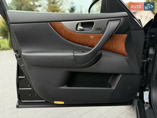 Черный Инфинити QX70, объемом двигателя 3.7 л и пробегом 141 тыс. км за 21500 $, фото 21 на Automoto.ua