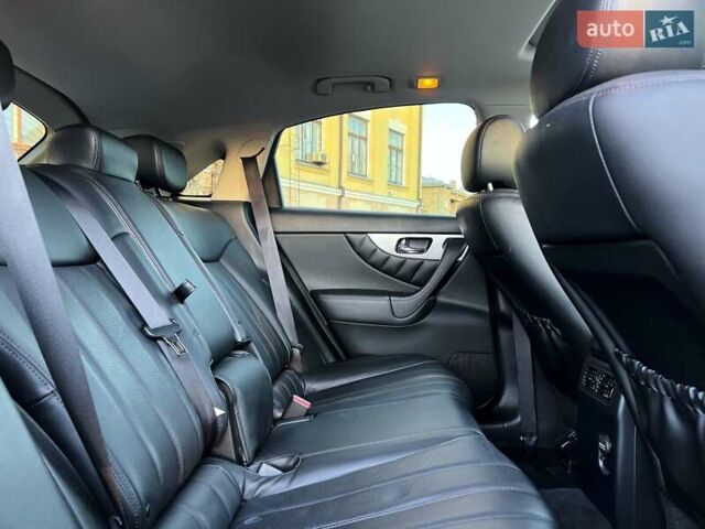 Черный Инфинити QX70, объемом двигателя 3.7 л и пробегом 128 тыс. км за 26500 $, фото 38 на Automoto.ua