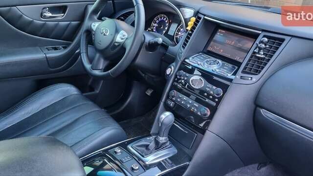 Черный Инфинити QX70, объемом двигателя 3.7 л и пробегом 168 тыс. км за 20800 $, фото 19 на Automoto.ua