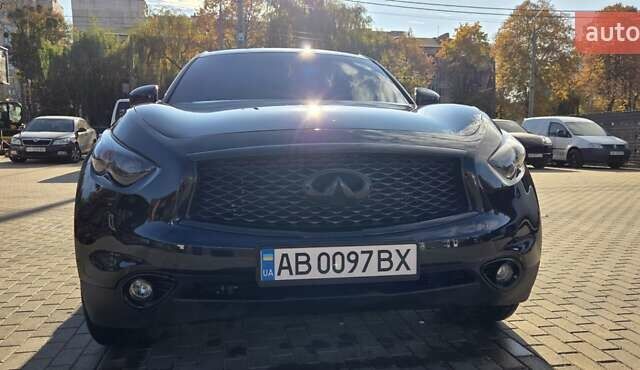 Черный Инфинити QX70, объемом двигателя 3.7 л и пробегом 168 тыс. км за 20800 $, фото 4 на Automoto.ua