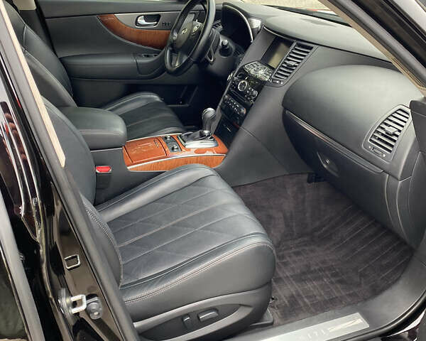 Черный Инфинити QX70, объемом двигателя 2.99 л и пробегом 84 тыс. км за 27900 $, фото 5 на Automoto.ua