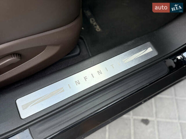 Черный Инфинити QX70, объемом двигателя 3.7 л и пробегом 141 тыс. км за 21500 $, фото 48 на Automoto.ua