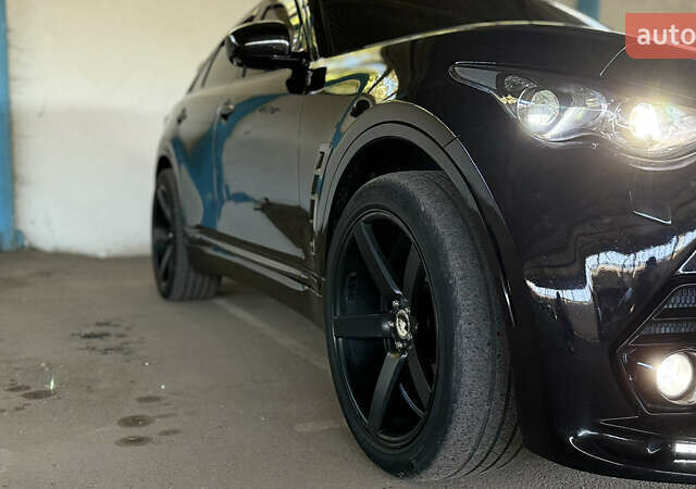 Черный Инфинити QX70, объемом двигателя 3.7 л и пробегом 160 тыс. км за 30000 $, фото 2 на Automoto.ua