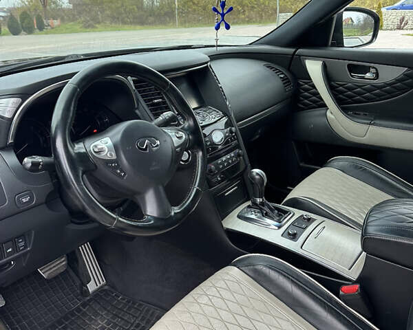 Черный Инфинити QX70, объемом двигателя 3.7 л и пробегом 220 тыс. км за 21500 $, фото 13 на Automoto.ua