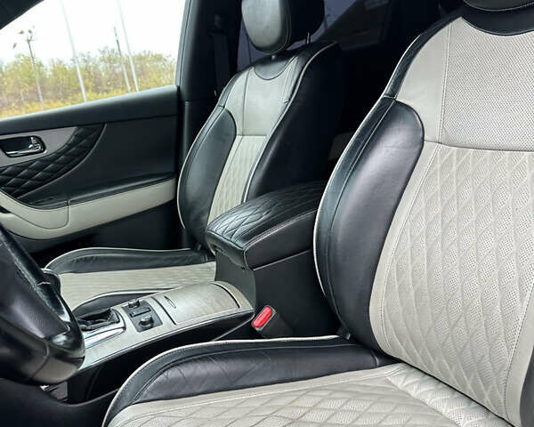Черный Инфинити QX70, объемом двигателя 3.7 л и пробегом 220 тыс. км за 21500 $, фото 17 на Automoto.ua