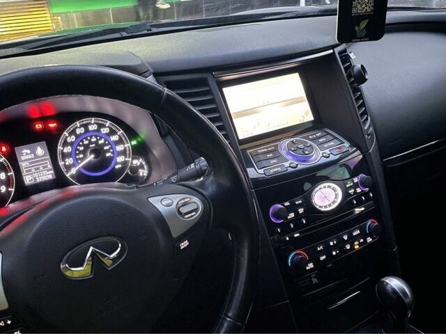 Черный Инфинити QX70, объемом двигателя 3.7 л и пробегом 160 тыс. км за 16900 $, фото 6 на Automoto.ua