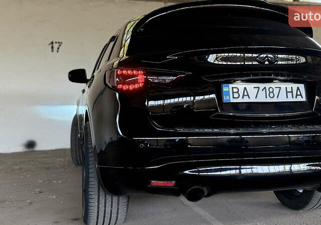 Черный Инфинити QX70, объемом двигателя 3.7 л и пробегом 160 тыс. км за 30000 $, фото 14 на Automoto.ua