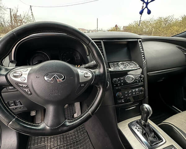 Черный Инфинити QX70, объемом двигателя 3.7 л и пробегом 220 тыс. км за 21500 $, фото 24 на Automoto.ua
