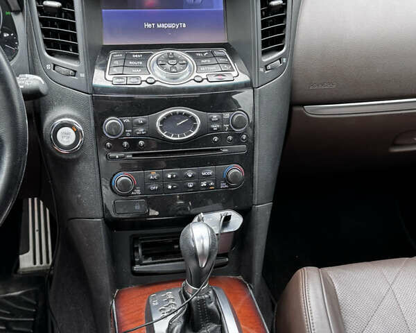 Коричневый Инфинити QX70, объемом двигателя 2.99 л и пробегом 115 тыс. км за 21000 $, фото 5 на Automoto.ua
